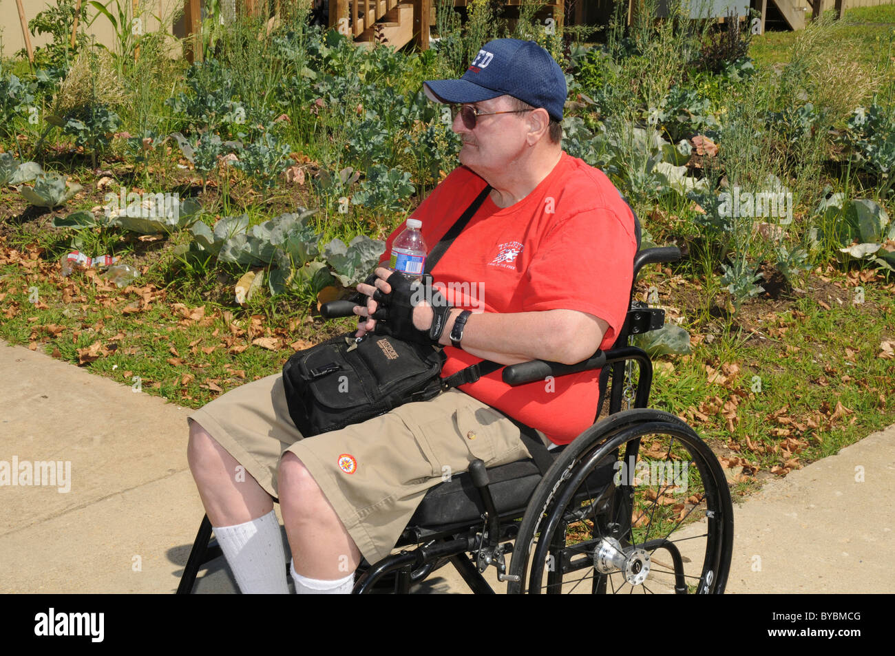 Un homme est assis avec des difficultés physiques dans un fauteuil roulant et les montres certaines activités st s festival à Lahnam, Maryland Banque D'Images
