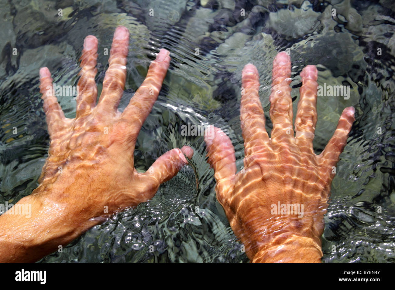 L'eau de la rivière sous les mains des formes déformée ondulée Banque D'Images