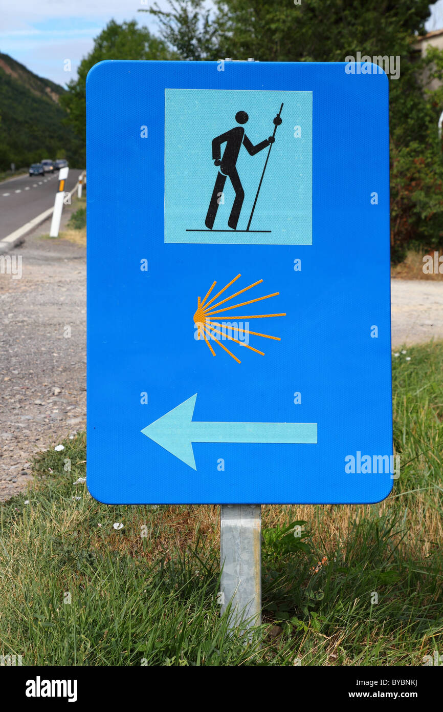 Inscrivez-vous sur la voie piétonne pèlerin en chemin de saint jacques Pyrénées Espagne Banque D'Images