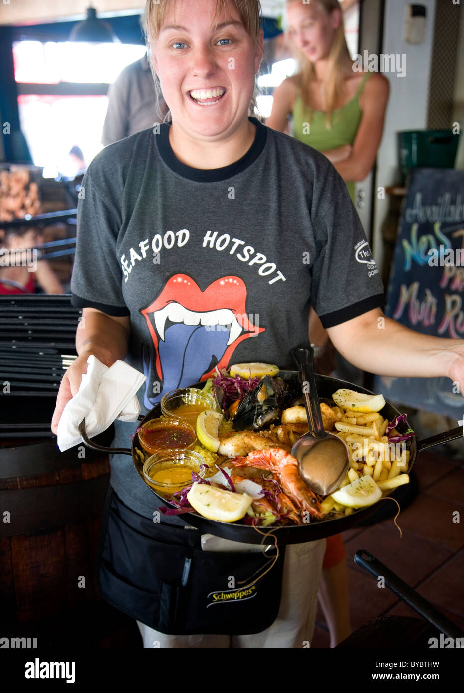 Happy Oyster serveuse avec plateau de fruits de mer dans la région de Gordons Bay - Cape Town Banque D'Images