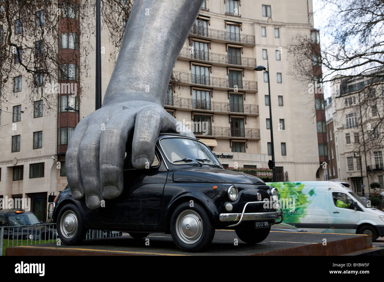 Vroom Vroom sculpture par Lorenzo Quinn, Londres Banque D'Images