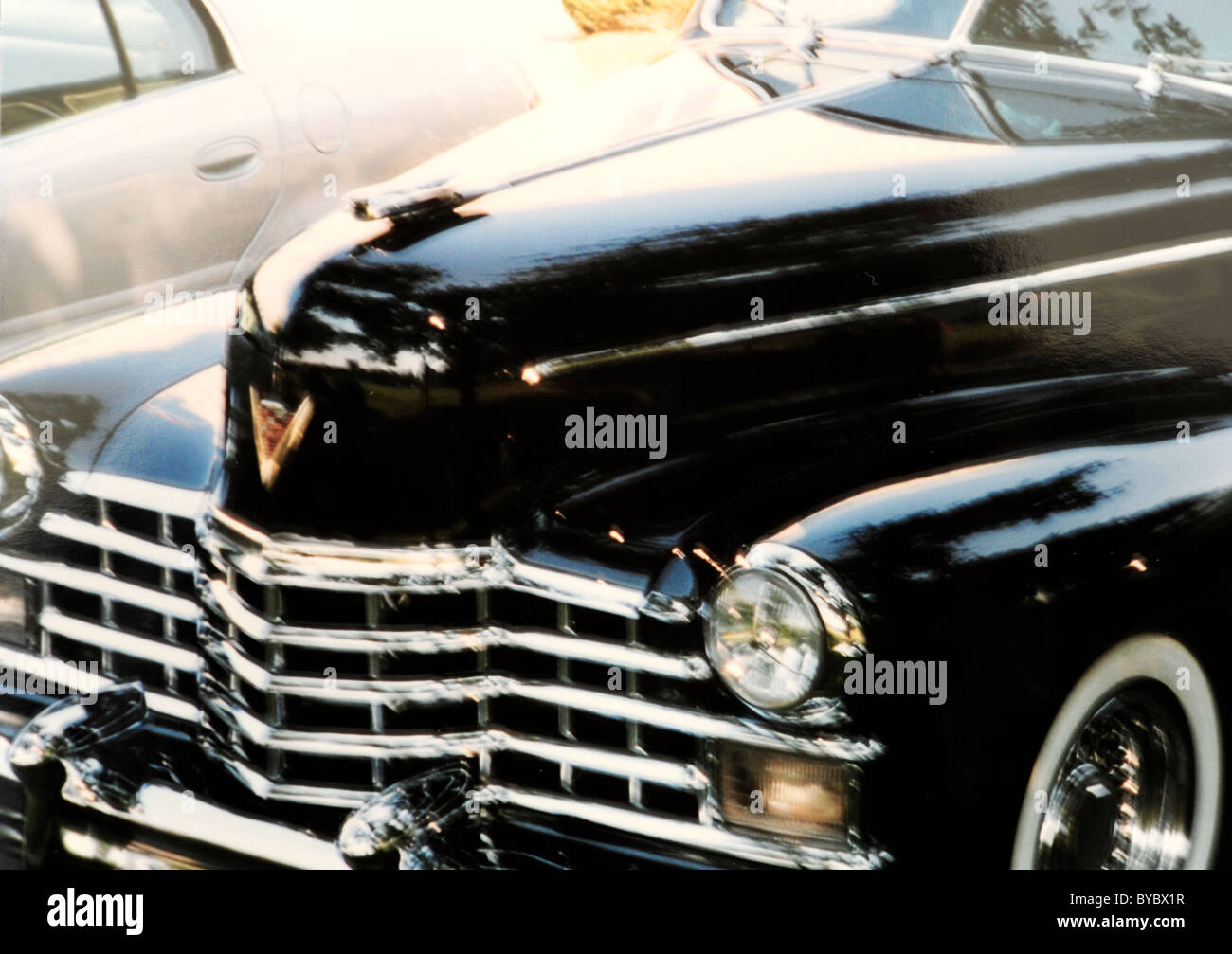 Chrome grill de Cadillac 1947 avec l'emblème Cadillac V plaqué or Banque D'Images