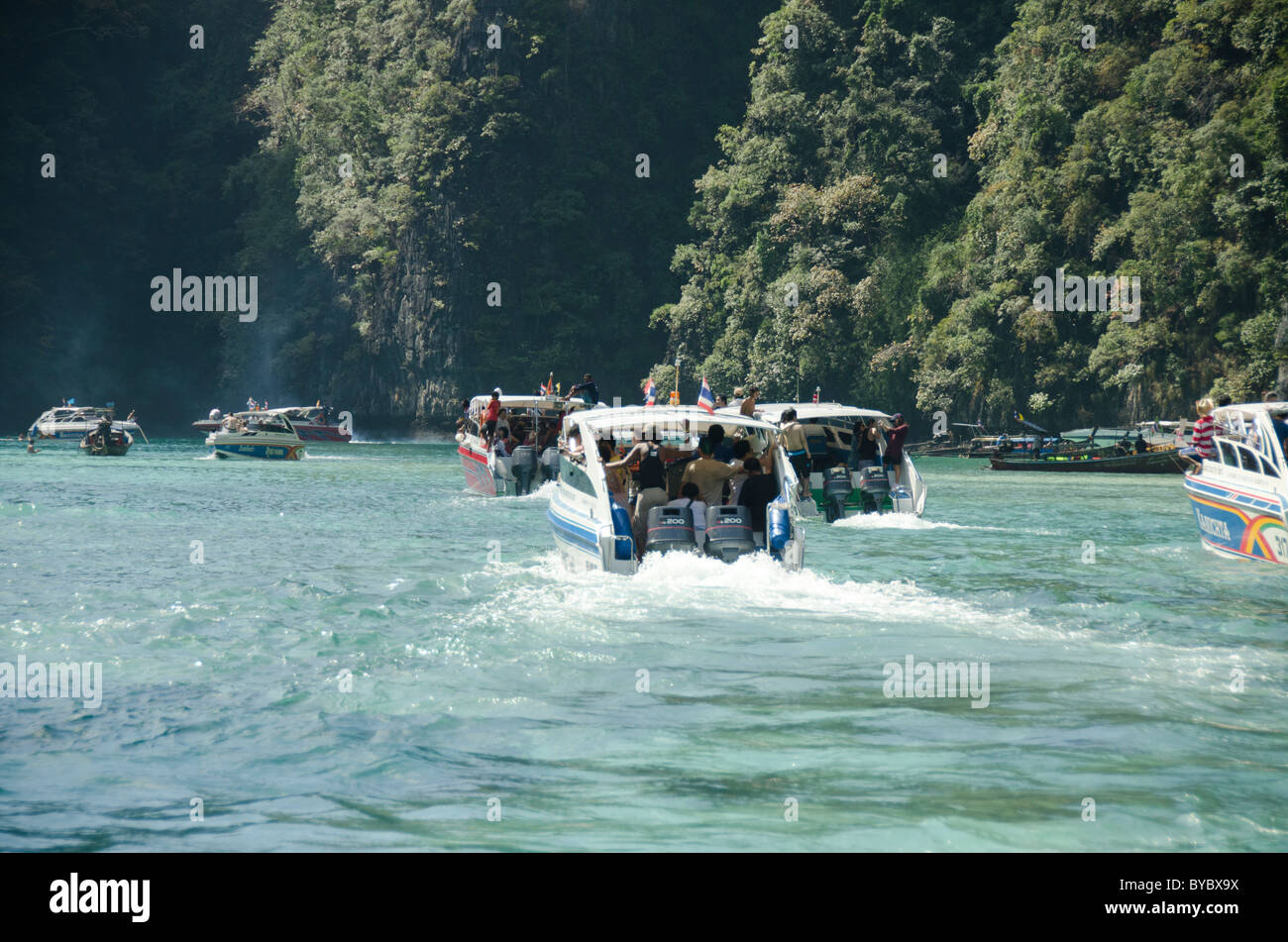 La Thaïlande, la mer d'Andaman, Phuket. Maya Bay, Phi Phi Leh (aka Phi Phi Island). Zone de plongée surpeuplés au large de l'île Phi Phi. Banque D'Images