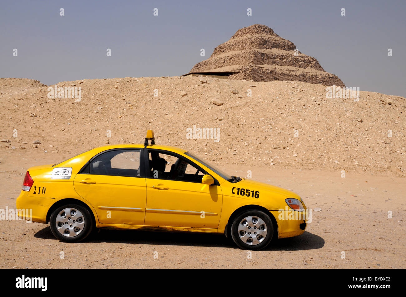 Taxi à la Pyramide de Djoser ou Pyramide près de Memphis, Egypte Banque D'Images
