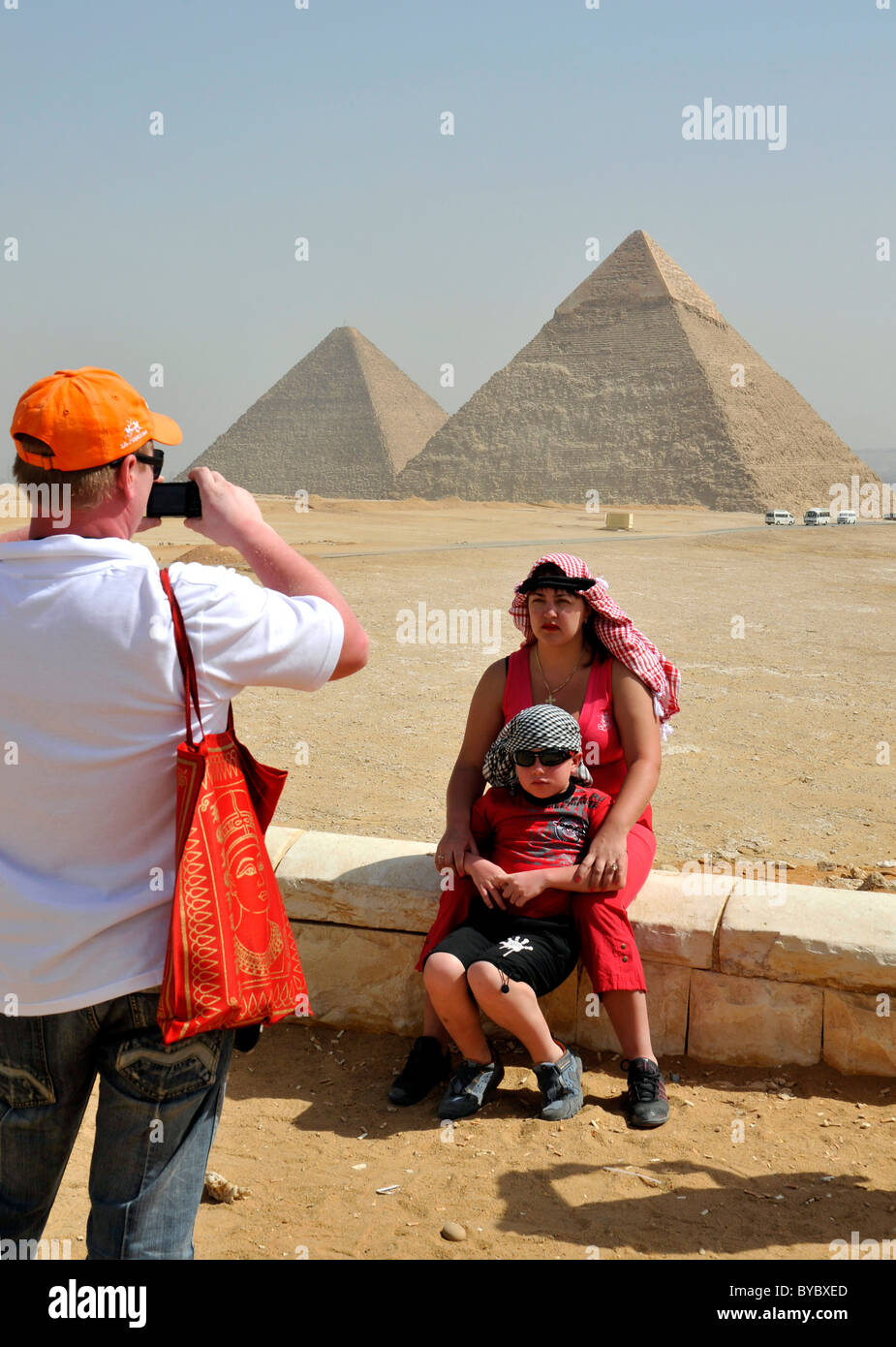 Les touristes de prendre des photos à des pyramides de Giza, Egypte Banque D'Images