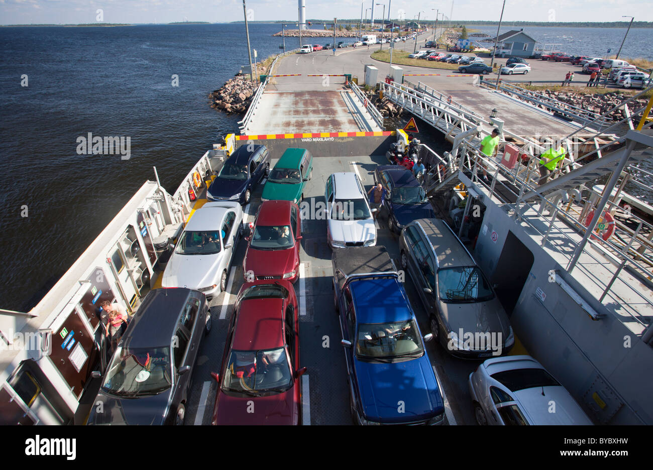 Les voitures et les gens dans un ferry qui part de la rive , Finlande Banque D'Images