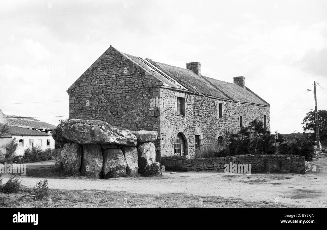 Dolmen de Crucuno , un cottage en pierre dans le centre du village de Crucuno Banque D'Images