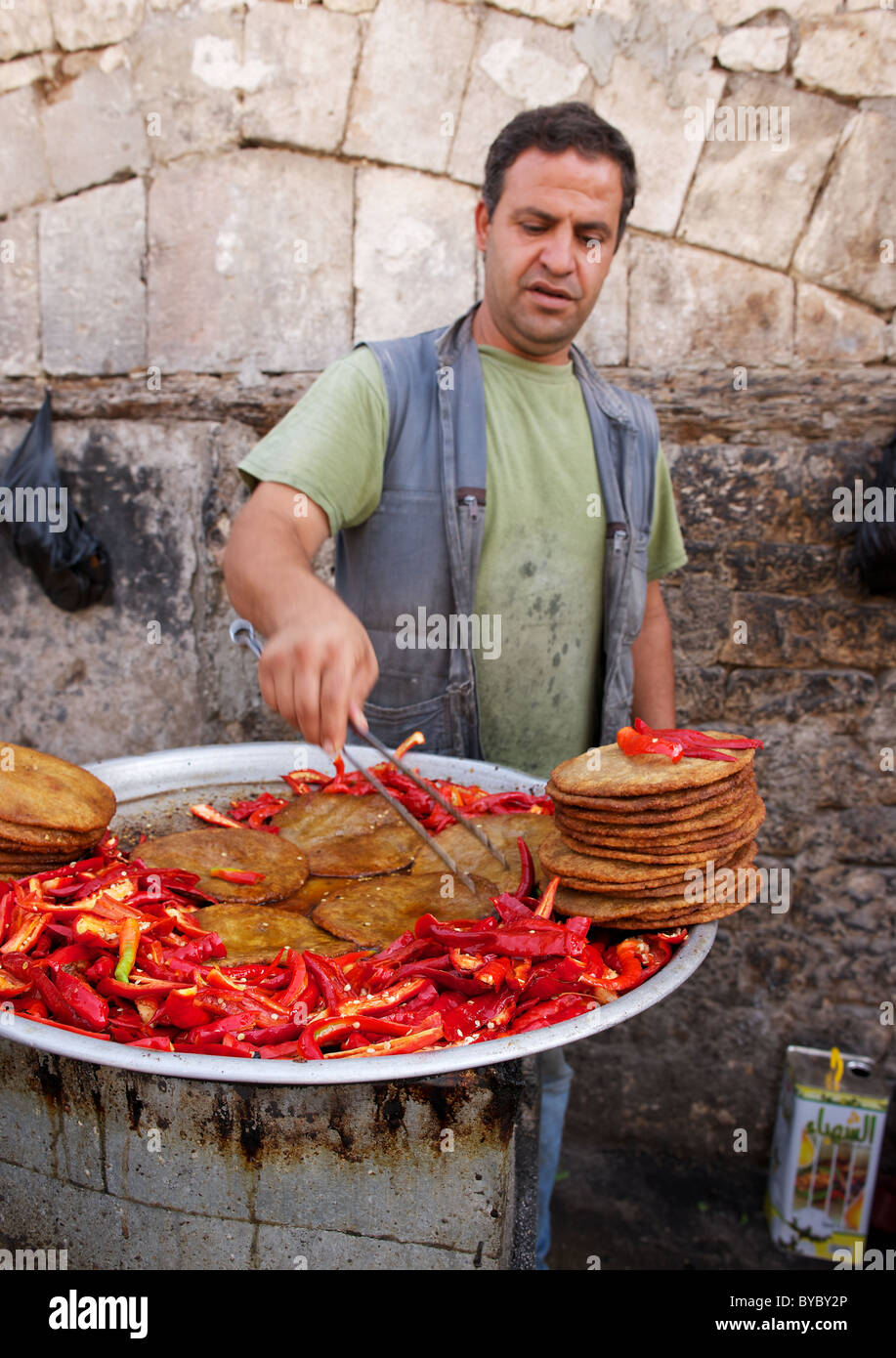 Rue frais-nourriture pour la vente à l'extérieur du souk d'Alep, Syrie Banque D'Images