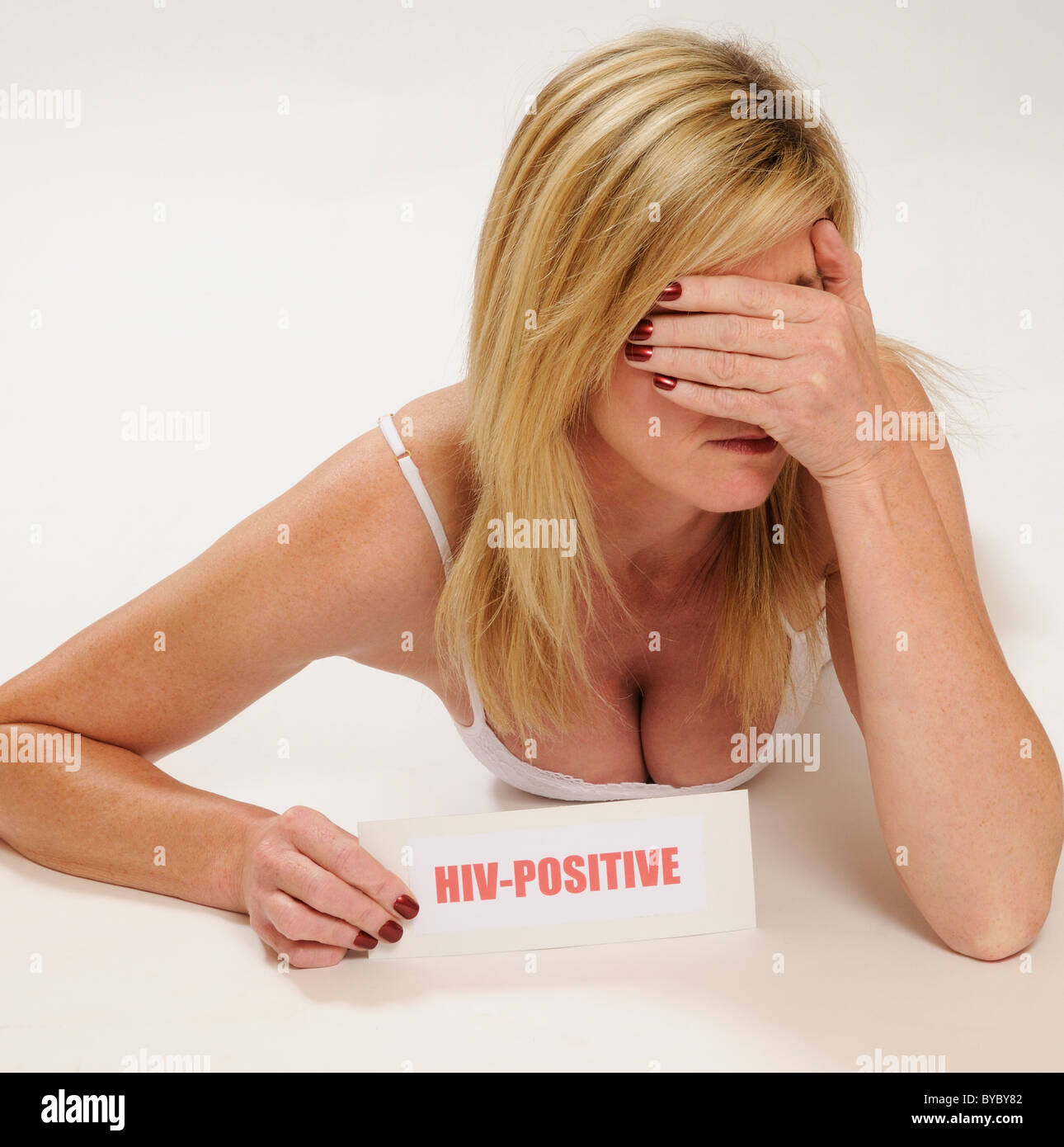 Avis positif du VIH sur le corps d'une femme posée par un modèle Banque D'Images