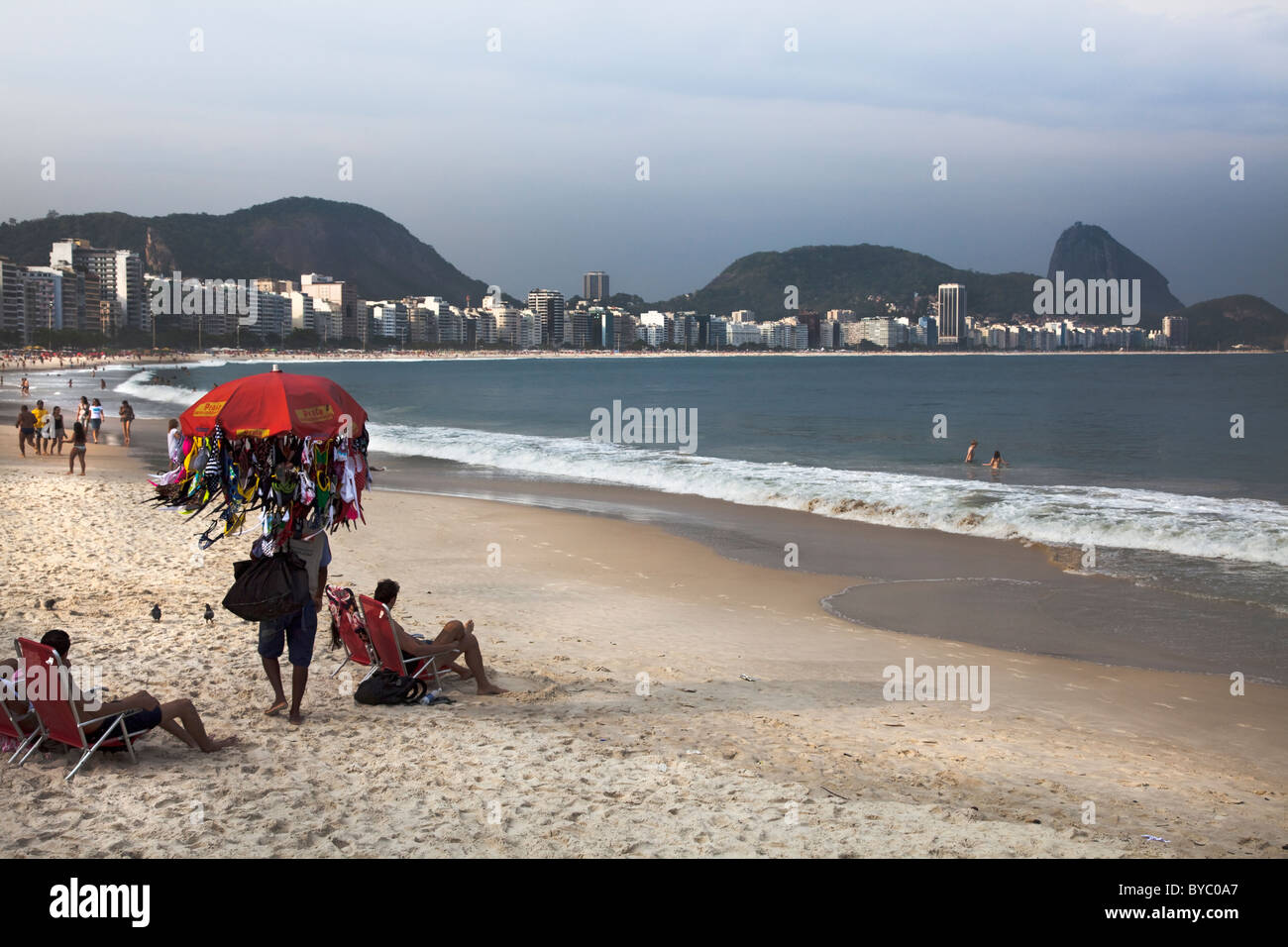 Vendeur de plage sur la plage de Copacabana, Rio de Janeiro, Brésil, Amérique du Sud. Banque D'Images