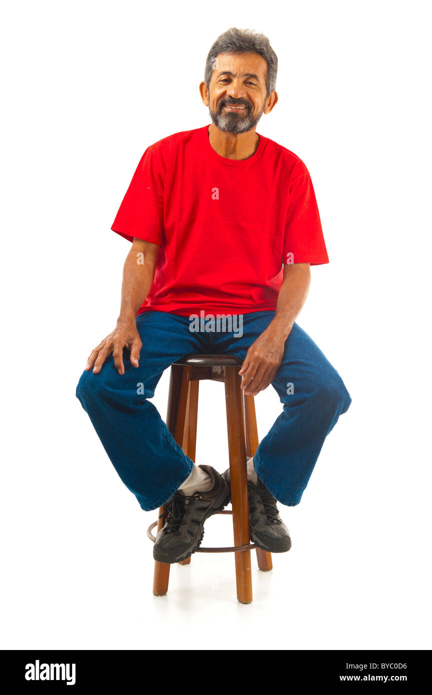 Man smiling assis sur un banc en bois . Banque D'Images