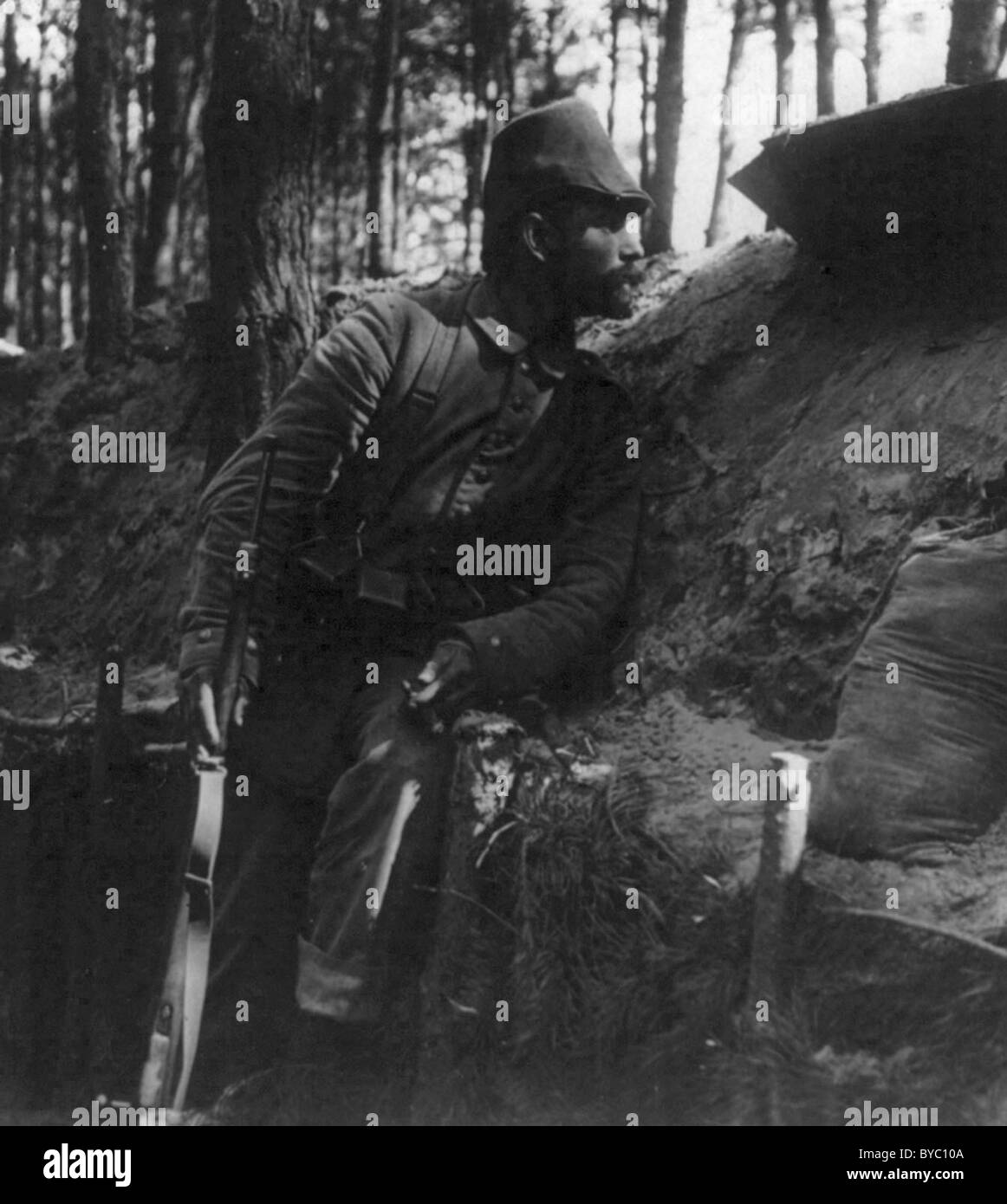 Garde de jour devoir faire dans les tranchées allemandes sur le front de l'Est 1916 Banque D'Images