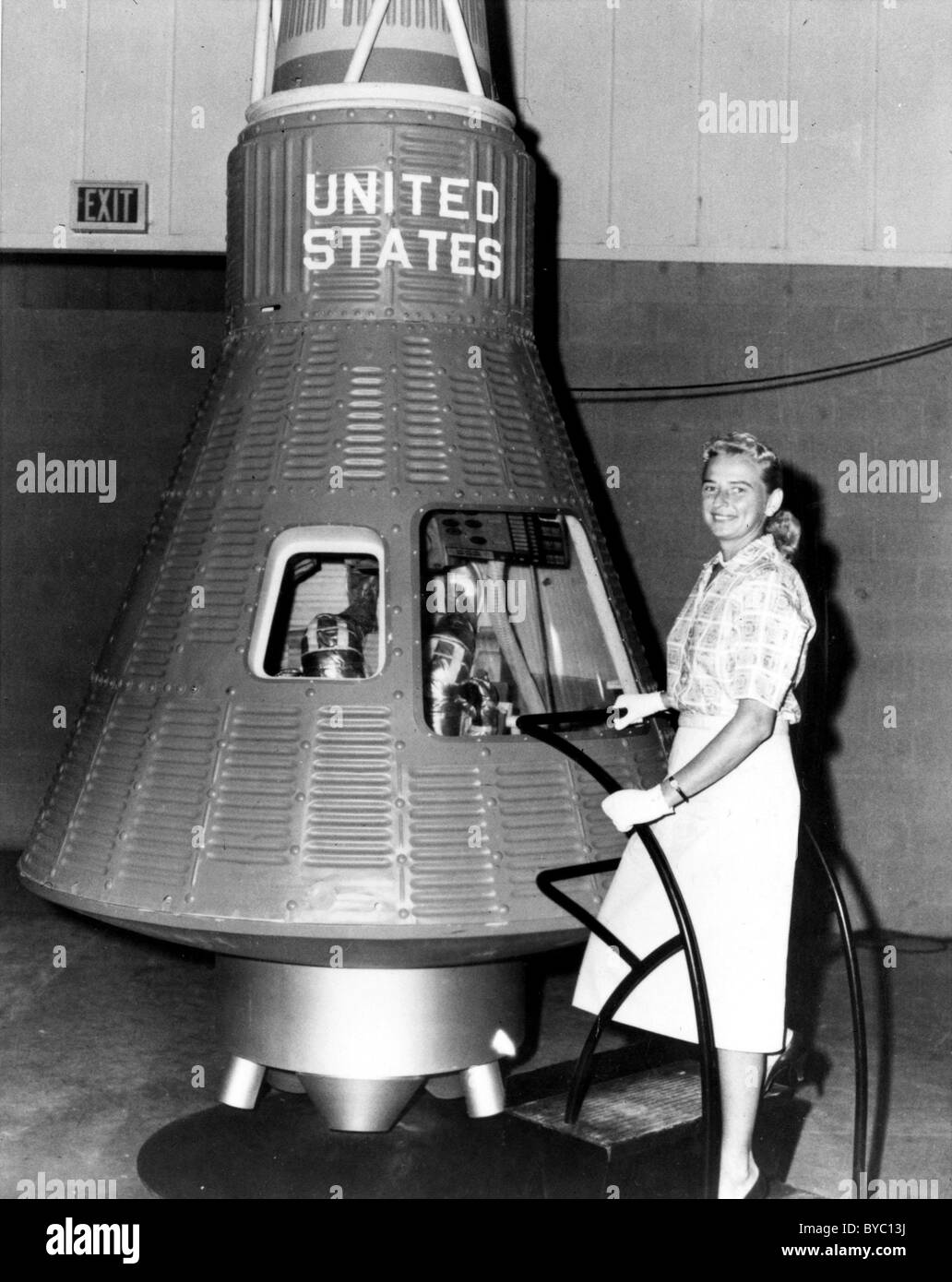 Jerrie Cobb, une Première Dame, stagiaire de l'astronaute pose à côté d'un vaisseau spatial Mercury capsule. Banque D'Images