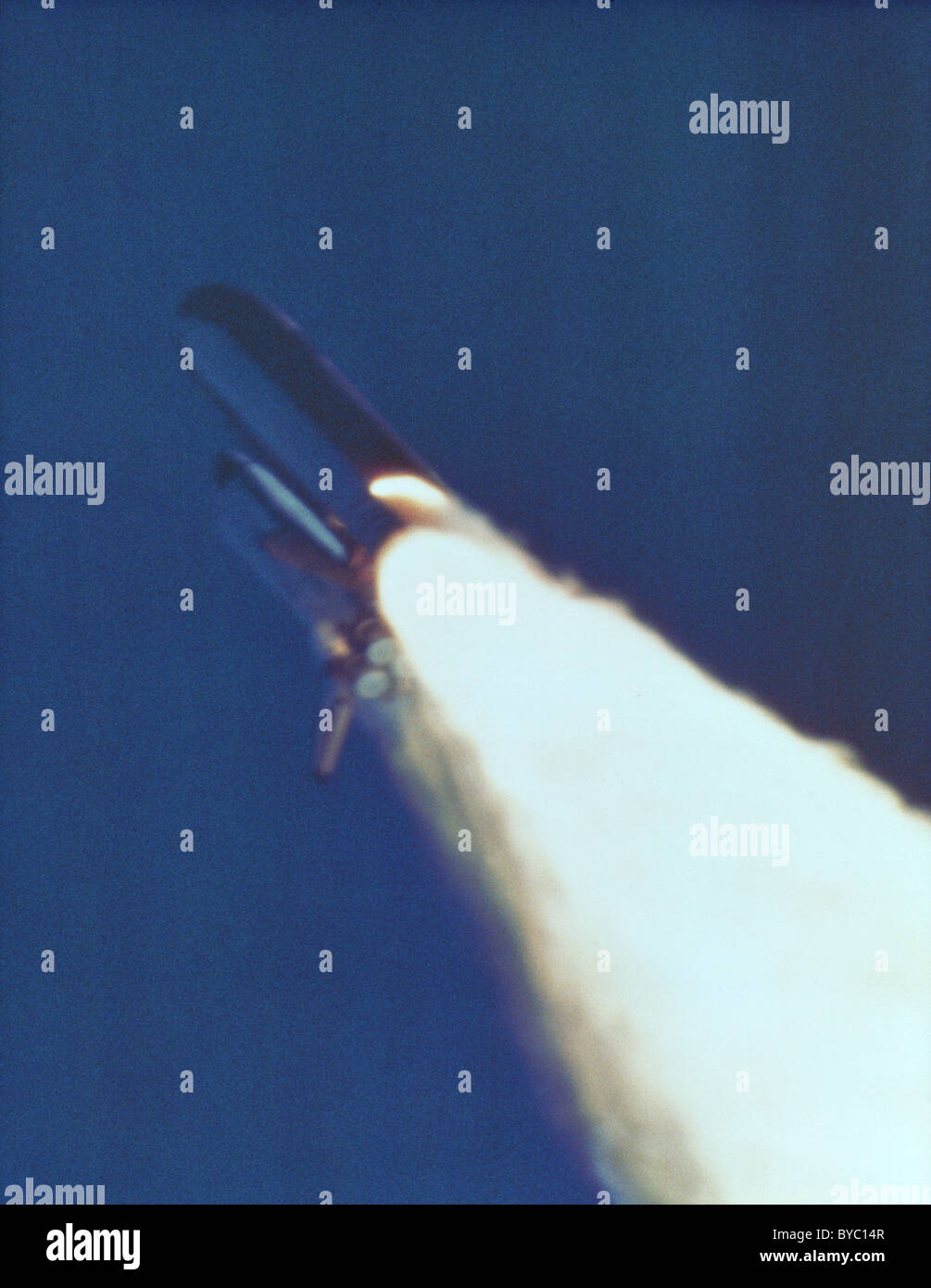 En cas de catastrophe de la navette spatiale Challenger, Challenger, un grand panache de flammes visibles au-dessus de la tuyère d'échappement du CSR instants avant d'exploser. Banque D'Images