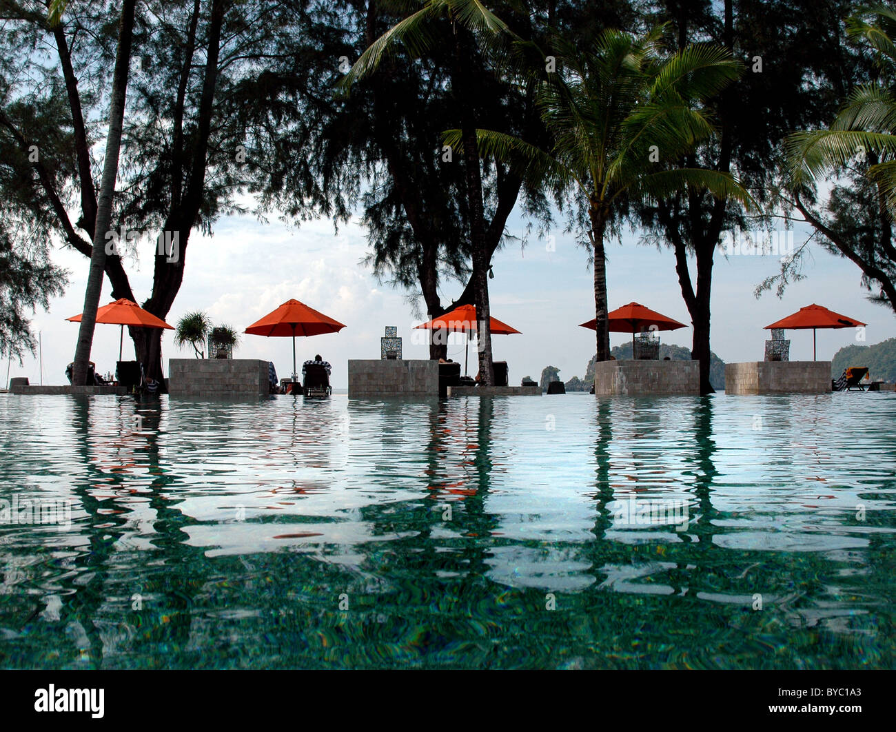 Langkawi - une piscine à Tanjung Rhu resort Langkawi en Malaisie. Banque D'Images