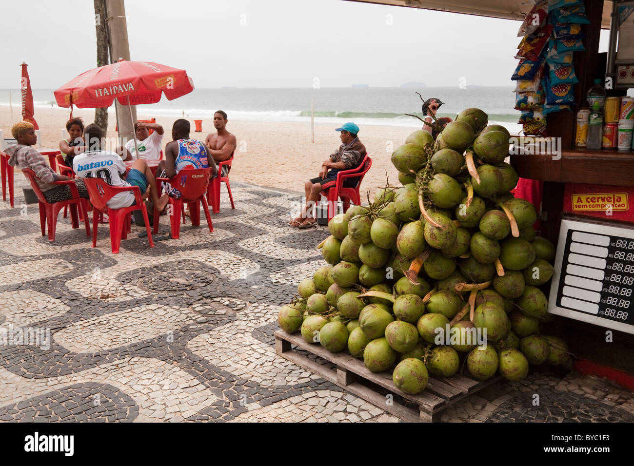 Street Café / Bar et kiosque de la plage d'Ipanema, Rio de Janeiro, Brésil, Amérique du Sud. Banque D'Images