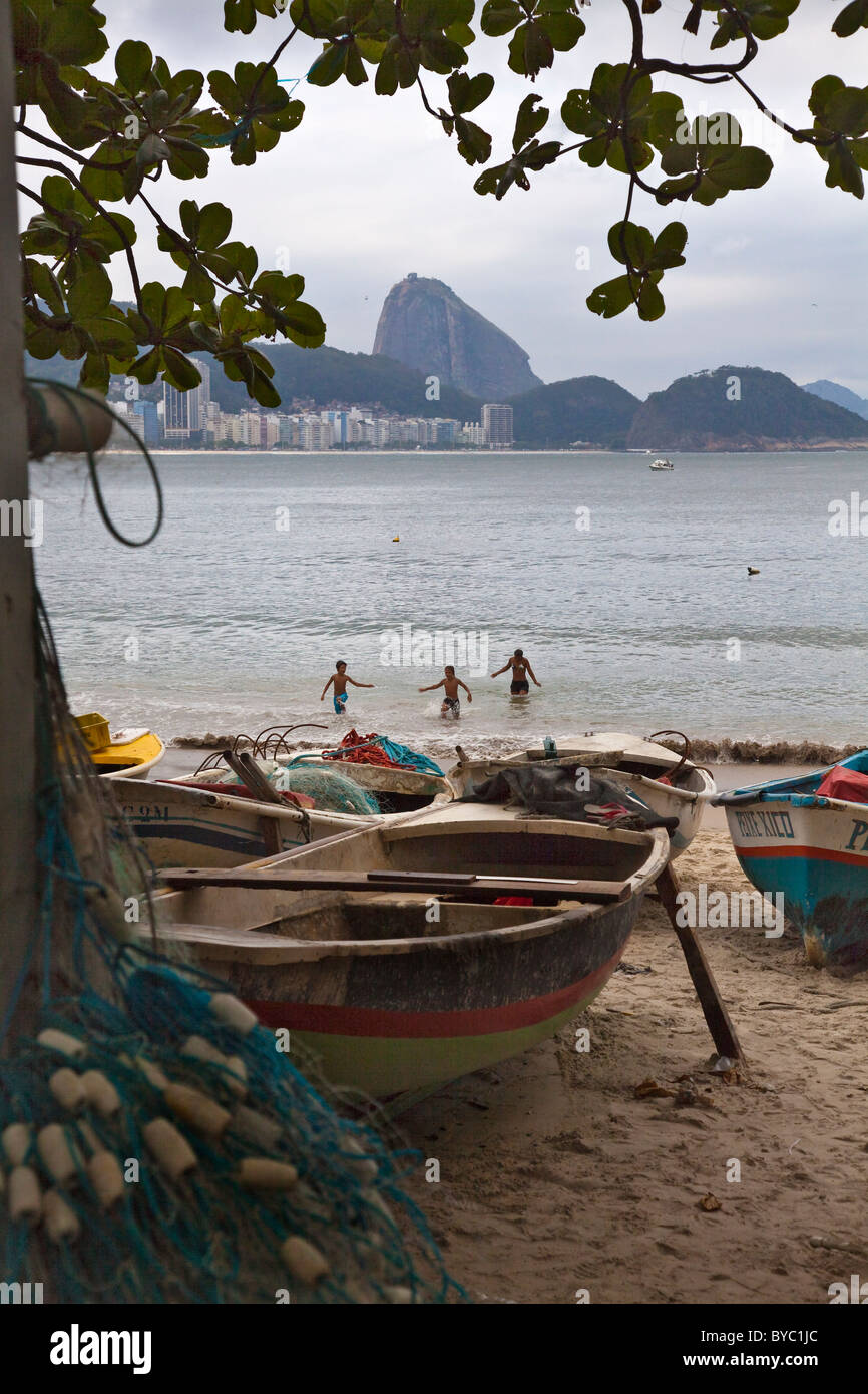 Bateaux de pêche sur la plage de Copacabana, Rio de Janeiro, Brésil, Amérique du Sud. Banque D'Images