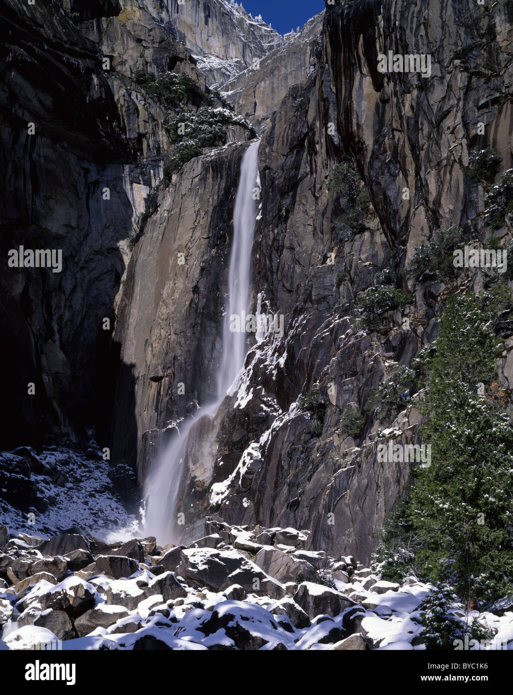 Yosemite Falls inférieur, hiver, Yosemite National Park, Californie Banque D'Images