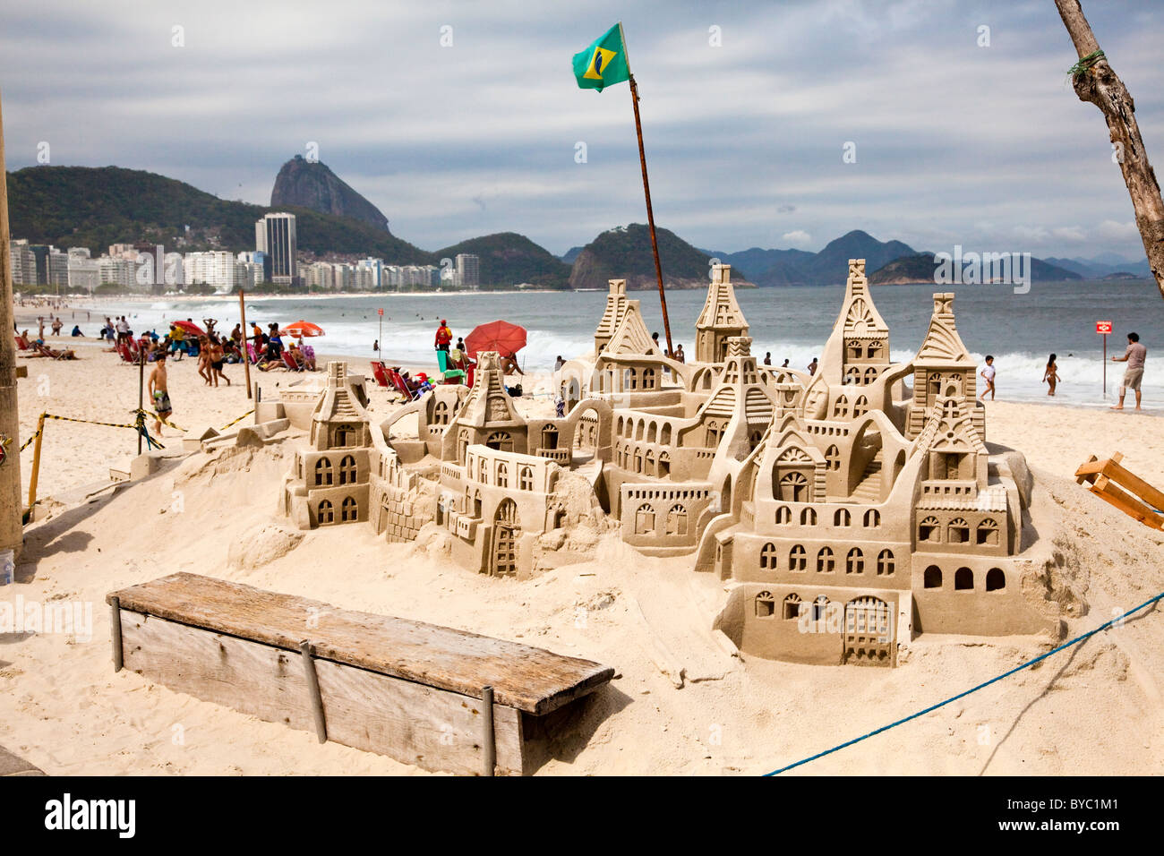 Château de sable sur la plage de Copacabana, Rio de Janeiro, Brésil, Amérique du Sud. Banque D'Images