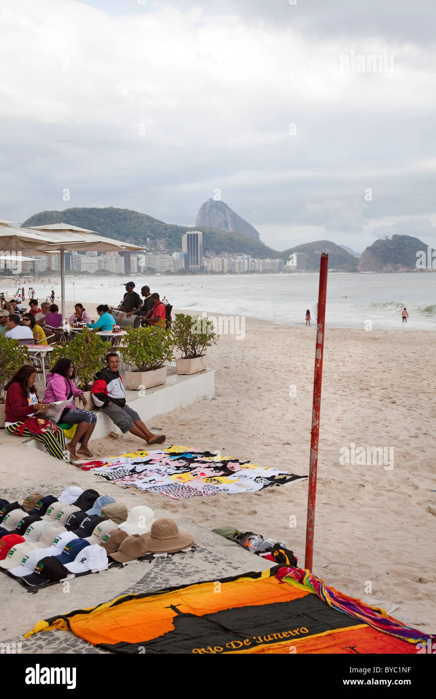 La plage de Copacabana, Rio de Janeiro, Brésil, Amérique du Sud. Banque D'Images