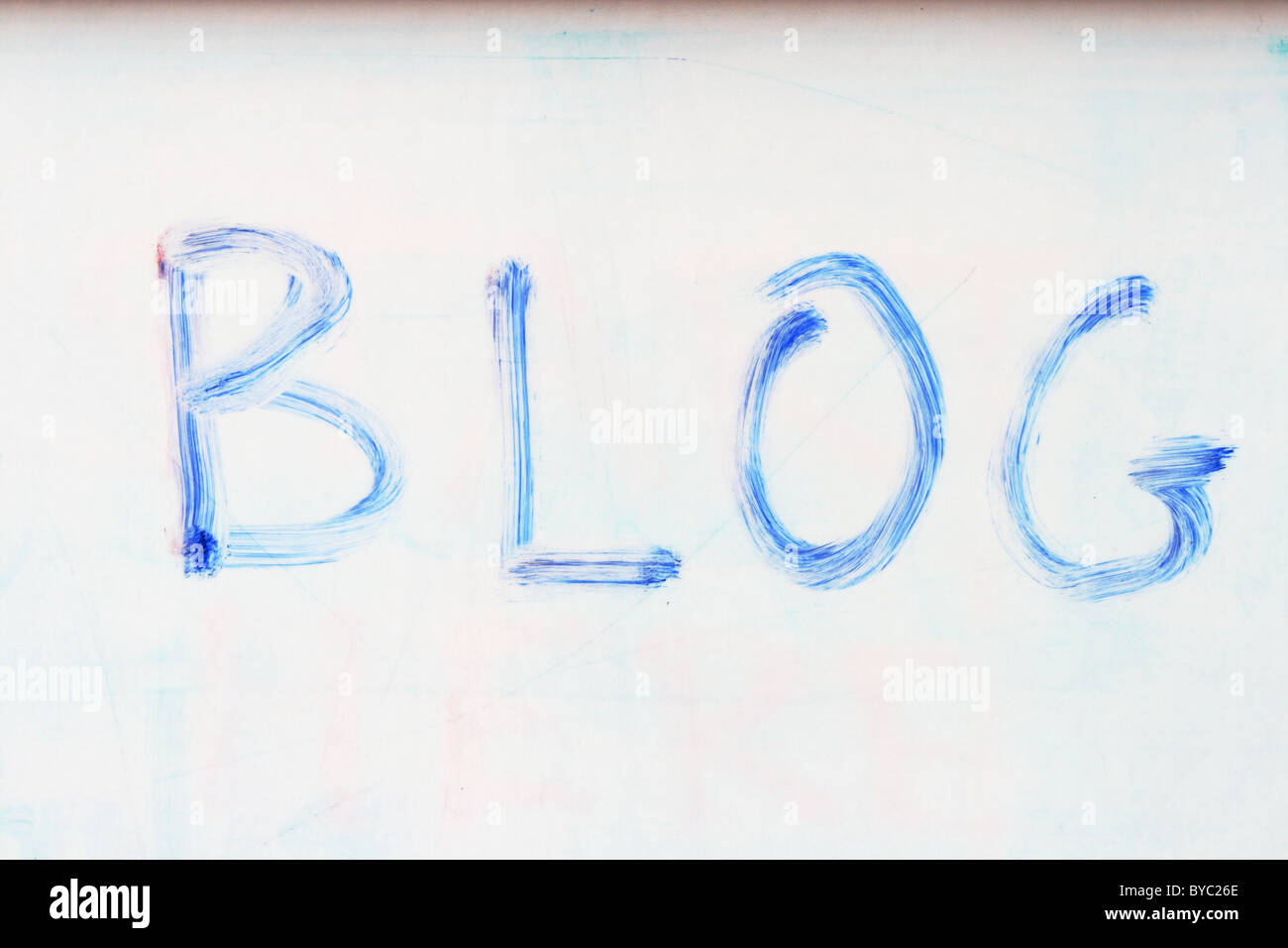 Le mot blog écrit sur un tableau blanc avec un vieux marqueur bleu Banque D'Images