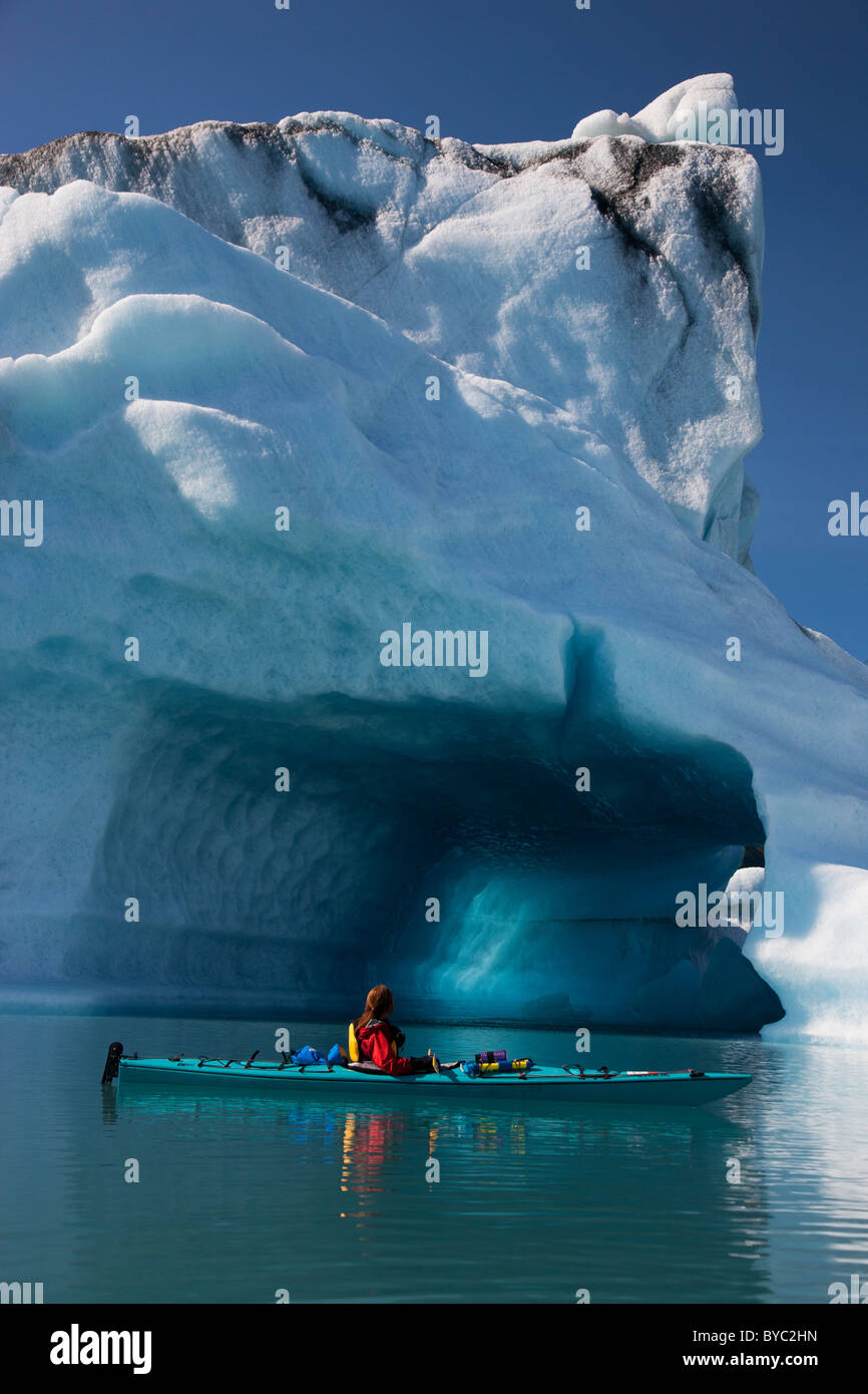 Kayak dans la lagune de l'Ours, Kenai Fjords National Park, près de Seward, en Alaska. (Modèle 1992) Banque D'Images