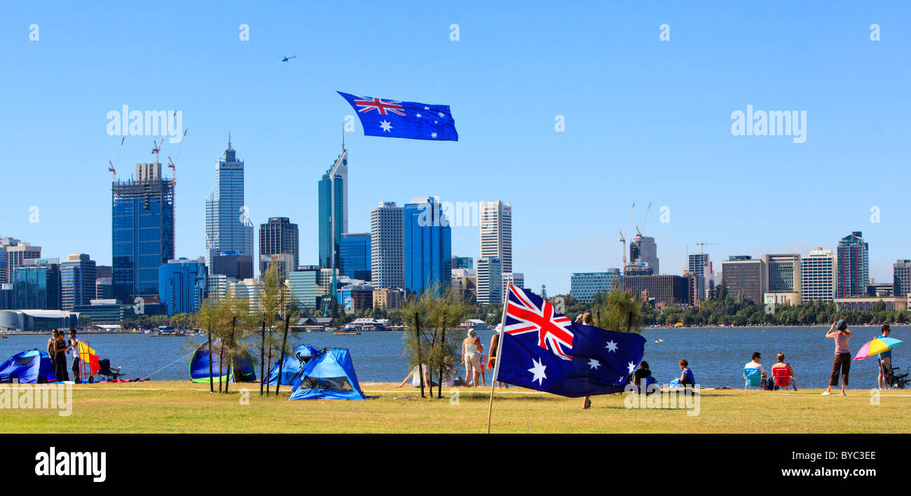 Les gens célébrant la Journée de l'Australie à la Sir James Mitchell Park qu'un hélicoptère tire un énorme drapeau australien sur la ville. Banque D'Images