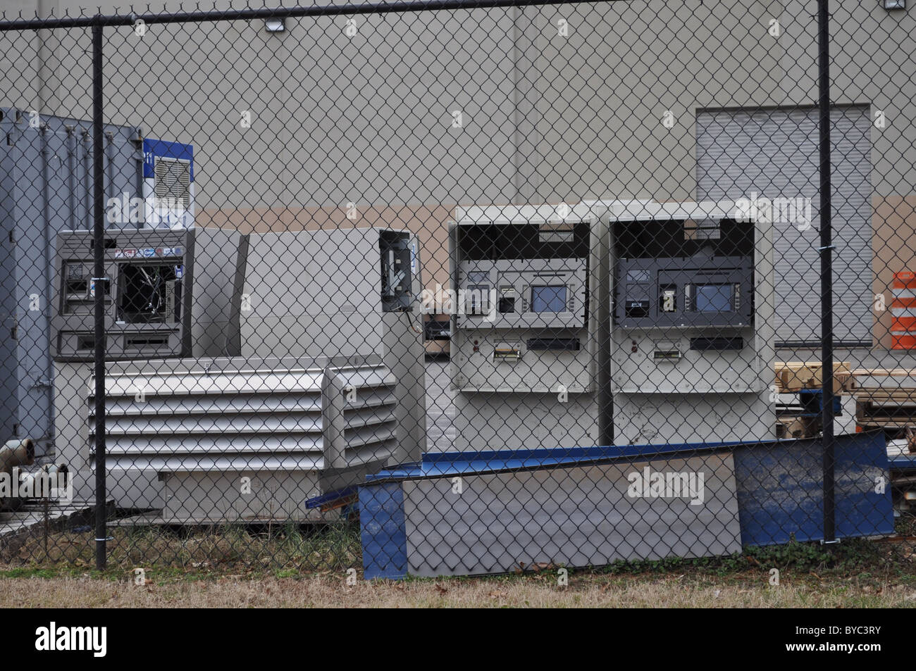 Mobilité distributeurs de la décomposition dans une pile derrière un entrepôt. Banque D'Images