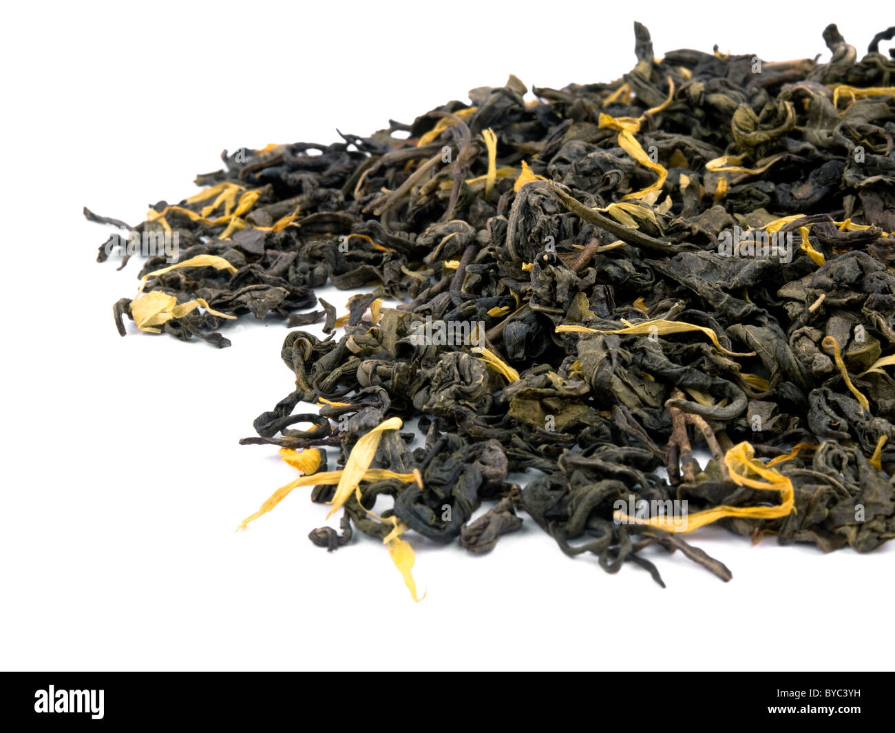 Photo gros plan de la feuille de thé vert avec des pétales de souci sur fond blanc Banque D'Images