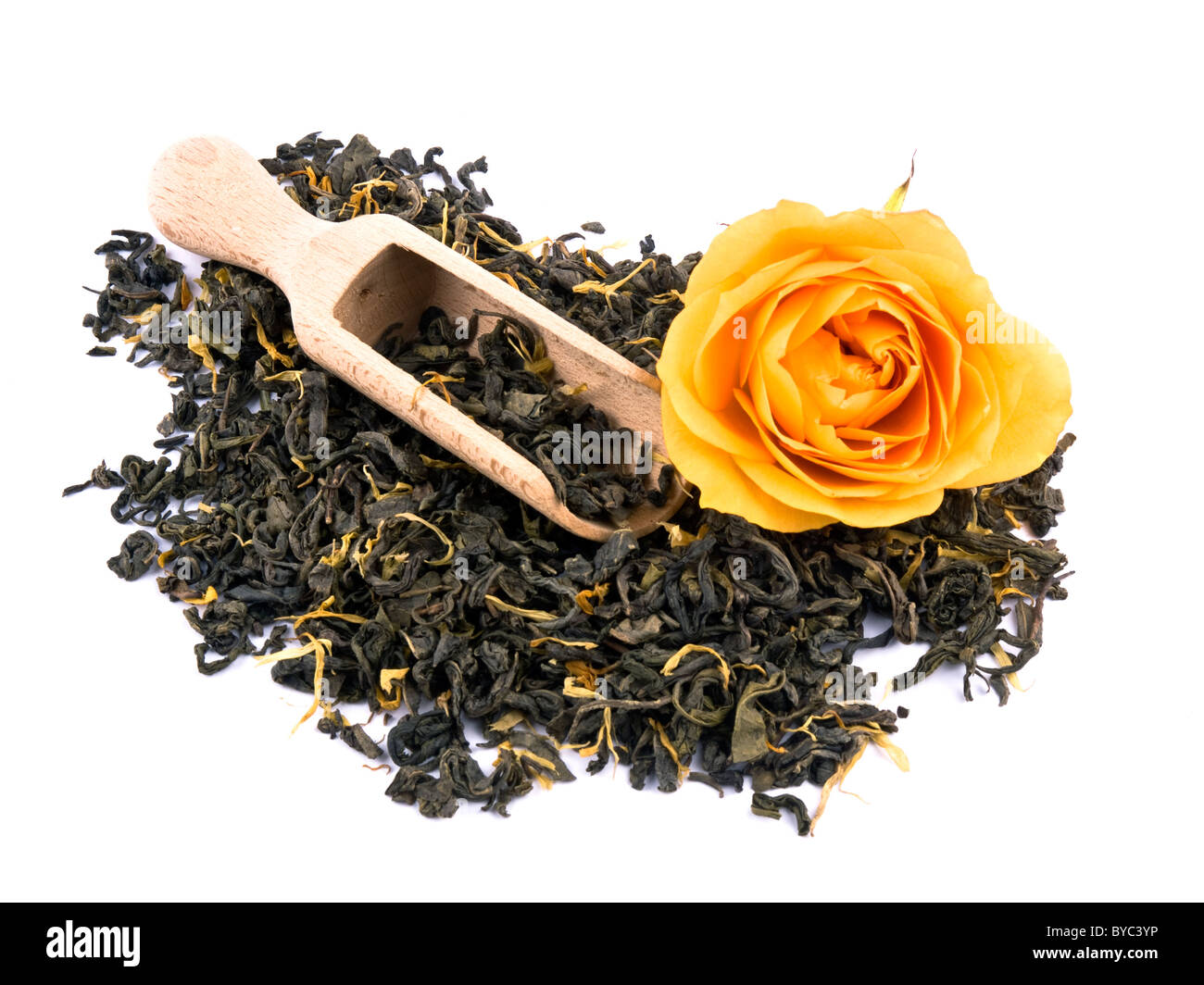 Feuilles de thé vert aromatiques avec rose jaune, pétales de souci et pelle en bois sur fond blanc Banque D'Images