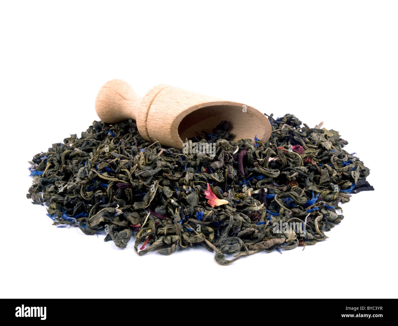 Feuilles de thé vert aromatiques d'hibiscus et de pétales de bleuet sur fond blanc Banque D'Images