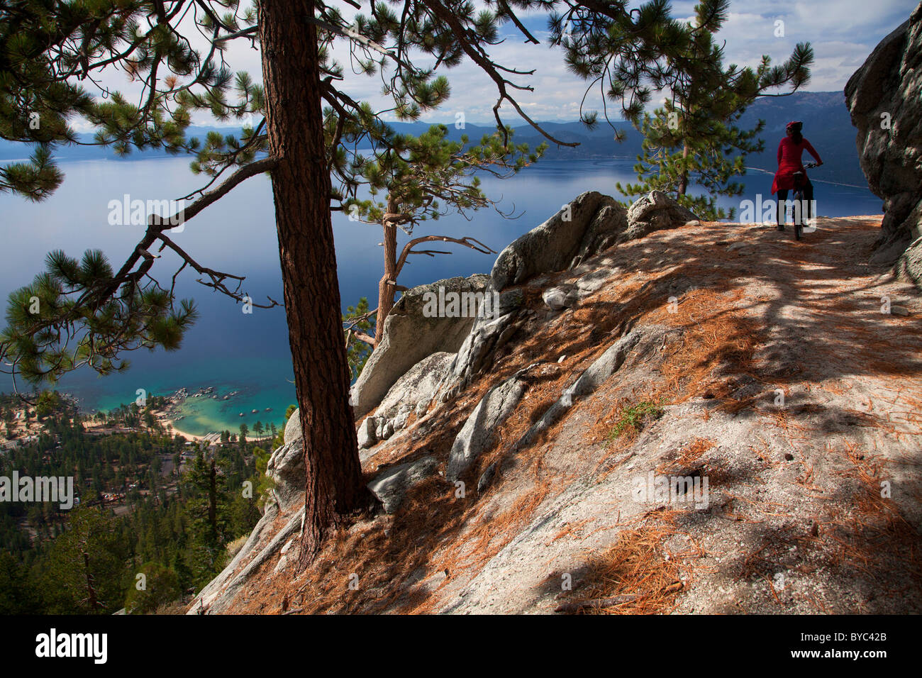 Vélo de montagne sur la piste du canal, le lac Tahoe, Nevada (permission du modèle) Banque D'Images