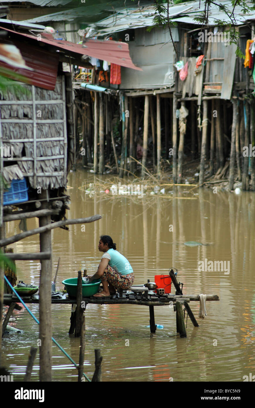 Les villages sur pilotis de l'eau boueuse à Siem Reap, Cambodge Banque D'Images