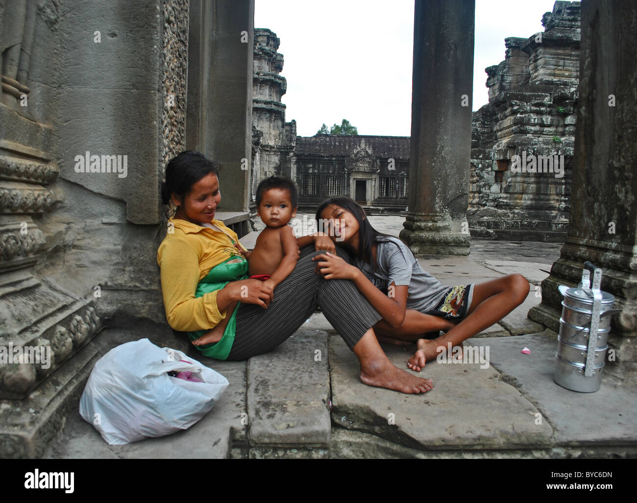 La famille cambodgienne à Angkor Wat Banque D'Images