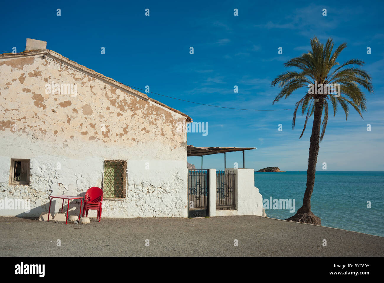 Maison Méditerranéenne traditionnel blanchi à la chaux situé sur une plage tranquille Banque D'Images