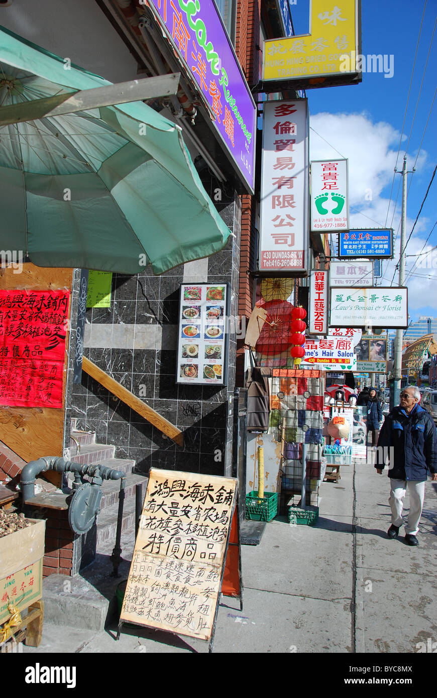 La rue Dundas avec boutiques à Toronto Chinatown Banque D'Images