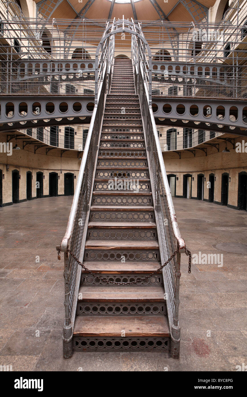 L'escalier central dans la prison de Kilmainham dublin prison Banque D'Images