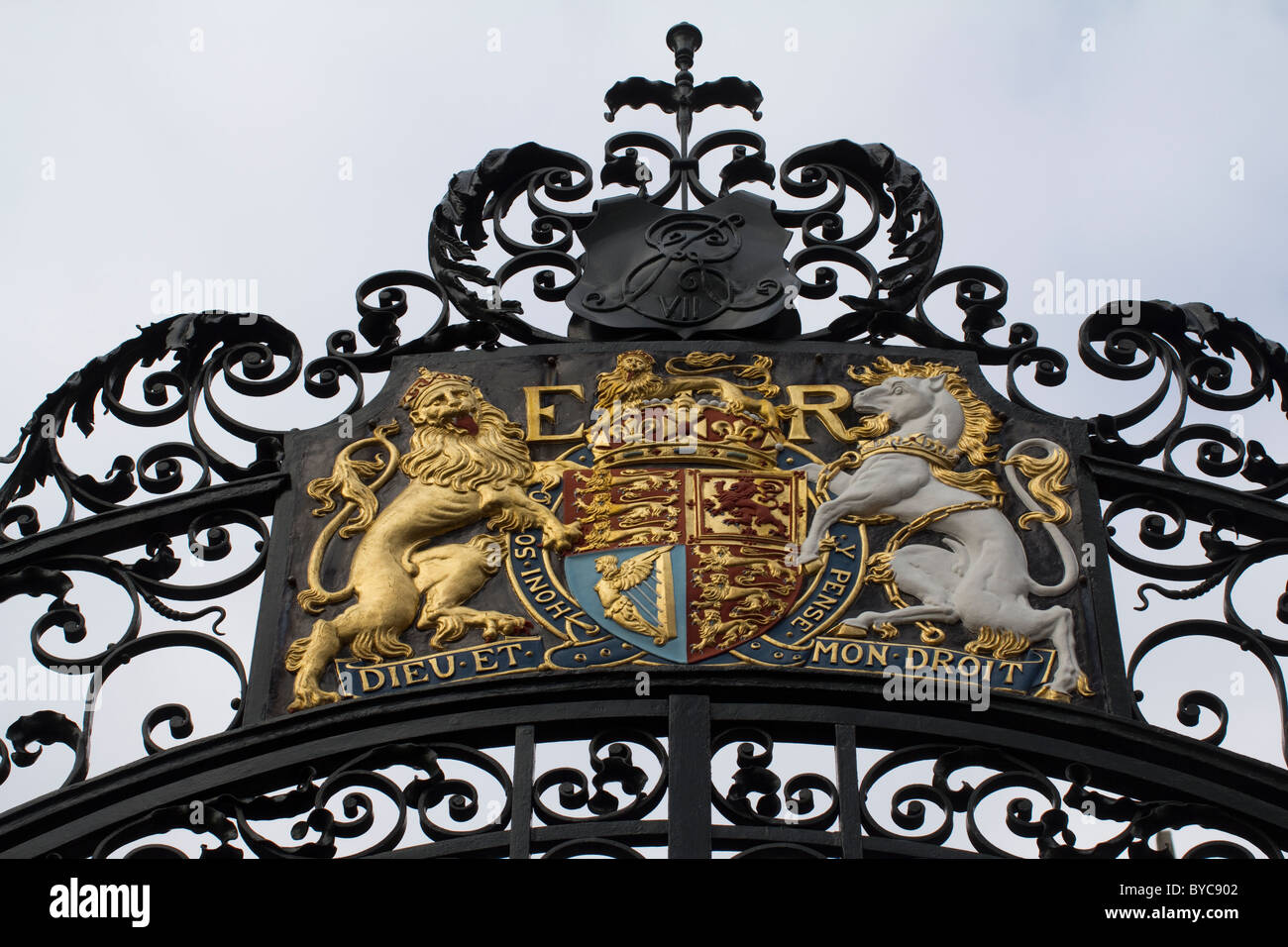 Dieu et mon droit, la devise de la monarchie britannique traduit comme Dieu et mon droit, sur les portes des bâtiments Norman Shaw Westminster Banque D'Images