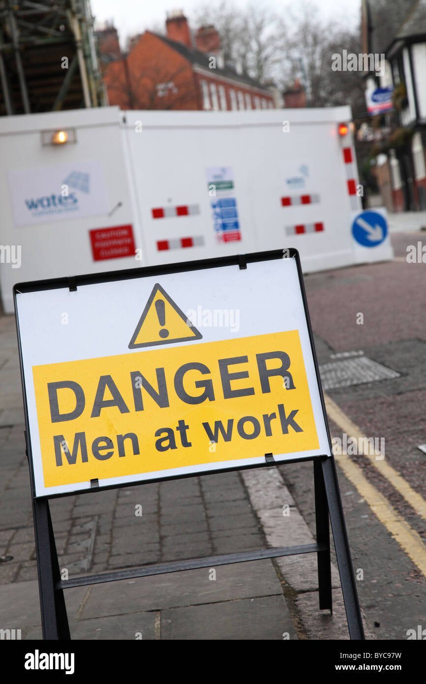 Un panneau d'avertissement sur une rue au Royaume-Uni. Banque D'Images