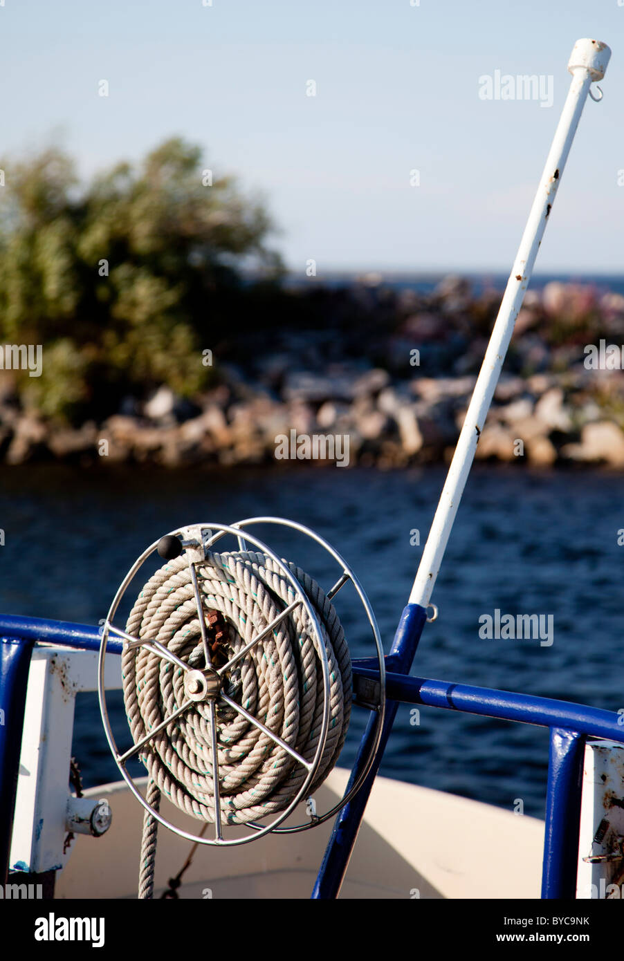 Rouleau de corde de chanvre enroulés dans un bateau Banque D'Images