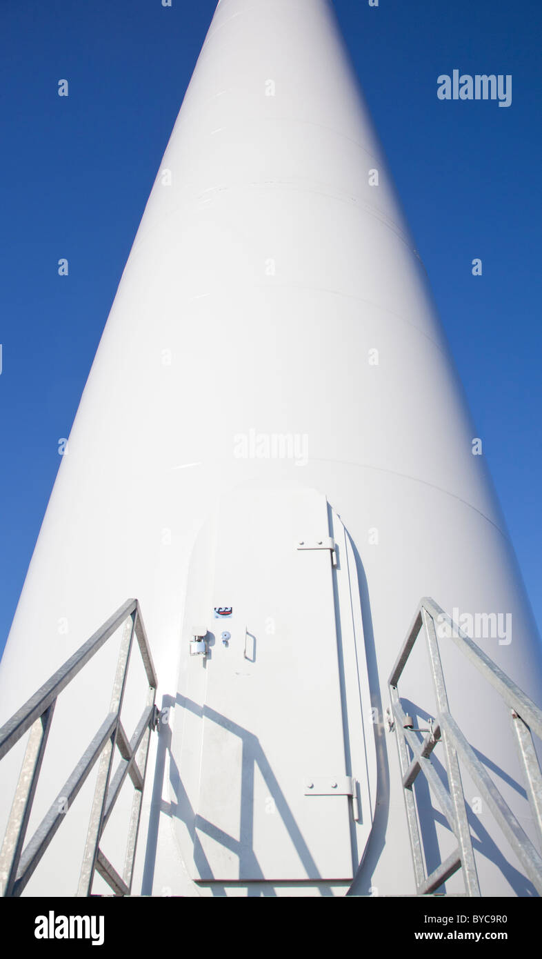 Porte d'entrée d'entretien métallique au fond d'une centrale éolienne, en Finlande Banque D'Images