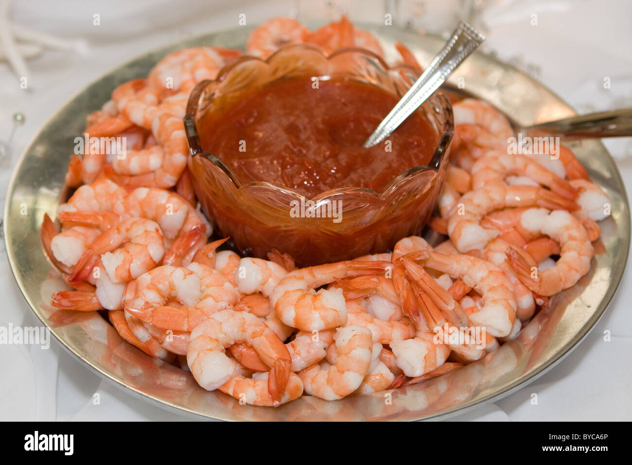 Assiette de crevettes roses et rouges sauce cocktail est prêt à manger. Banque D'Images