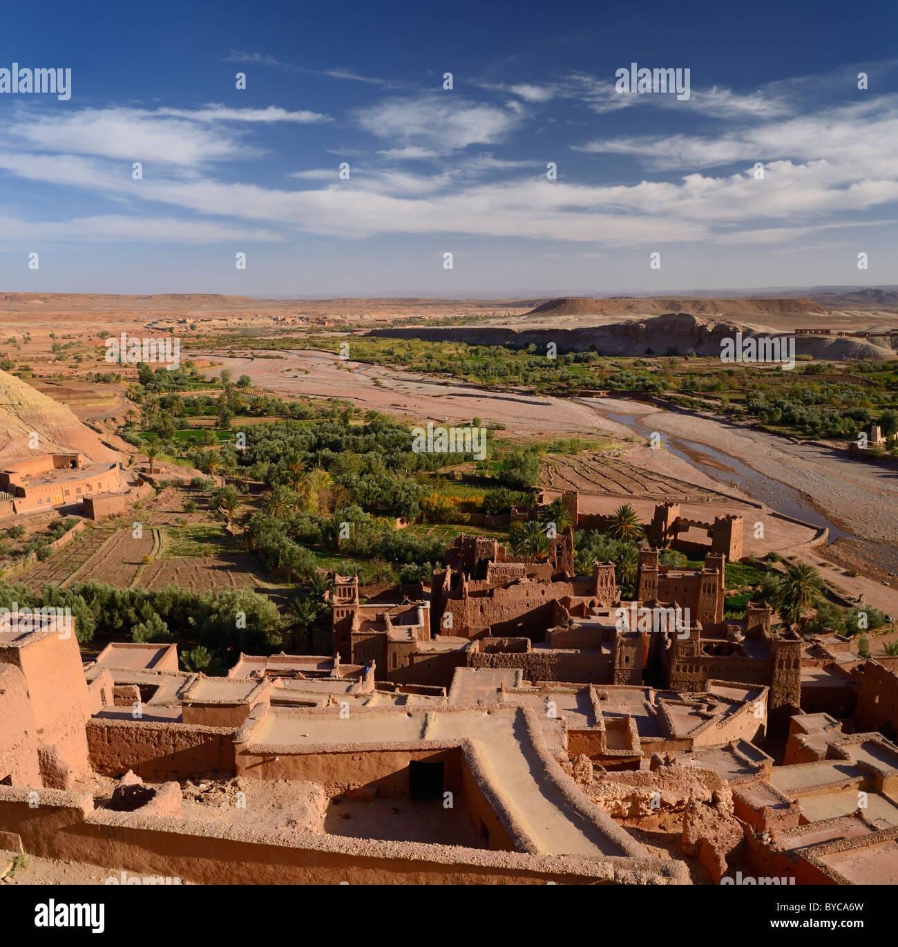 Aperçu de l'Ounila Vallée de la rivière du haut de l'ancienne ville forteresse de Ait Benhaddou près de Ouarzazate Maroc Banque D'Images