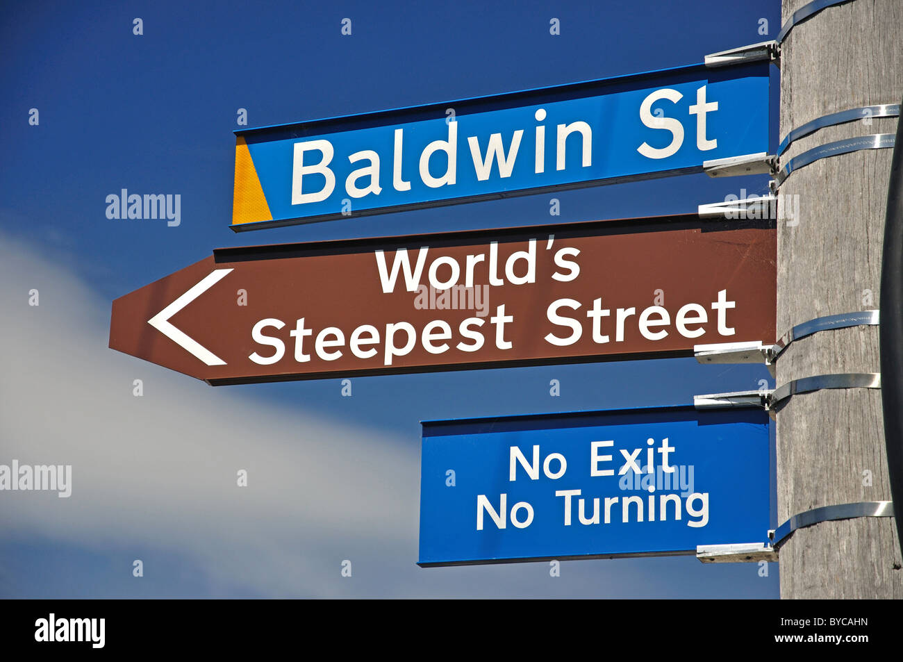 Baldwin Street sign (rue la plus raide du monde), du nord-est de la vallée, Dunedin, Otago, île du Sud, Nouvelle-Zélande Banque D'Images