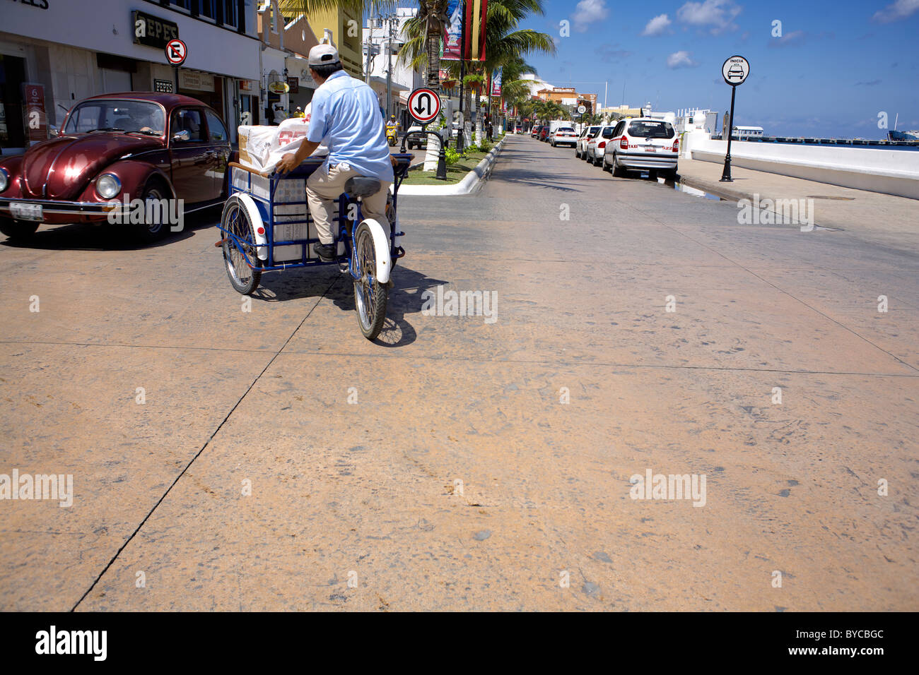 Tricycle porter dans le trafic, dans la ville, la rue, l'île de Cozumel, Quintana Roo, Yucatán, Mexique, Yucatan, Mexique, Banque D'Images