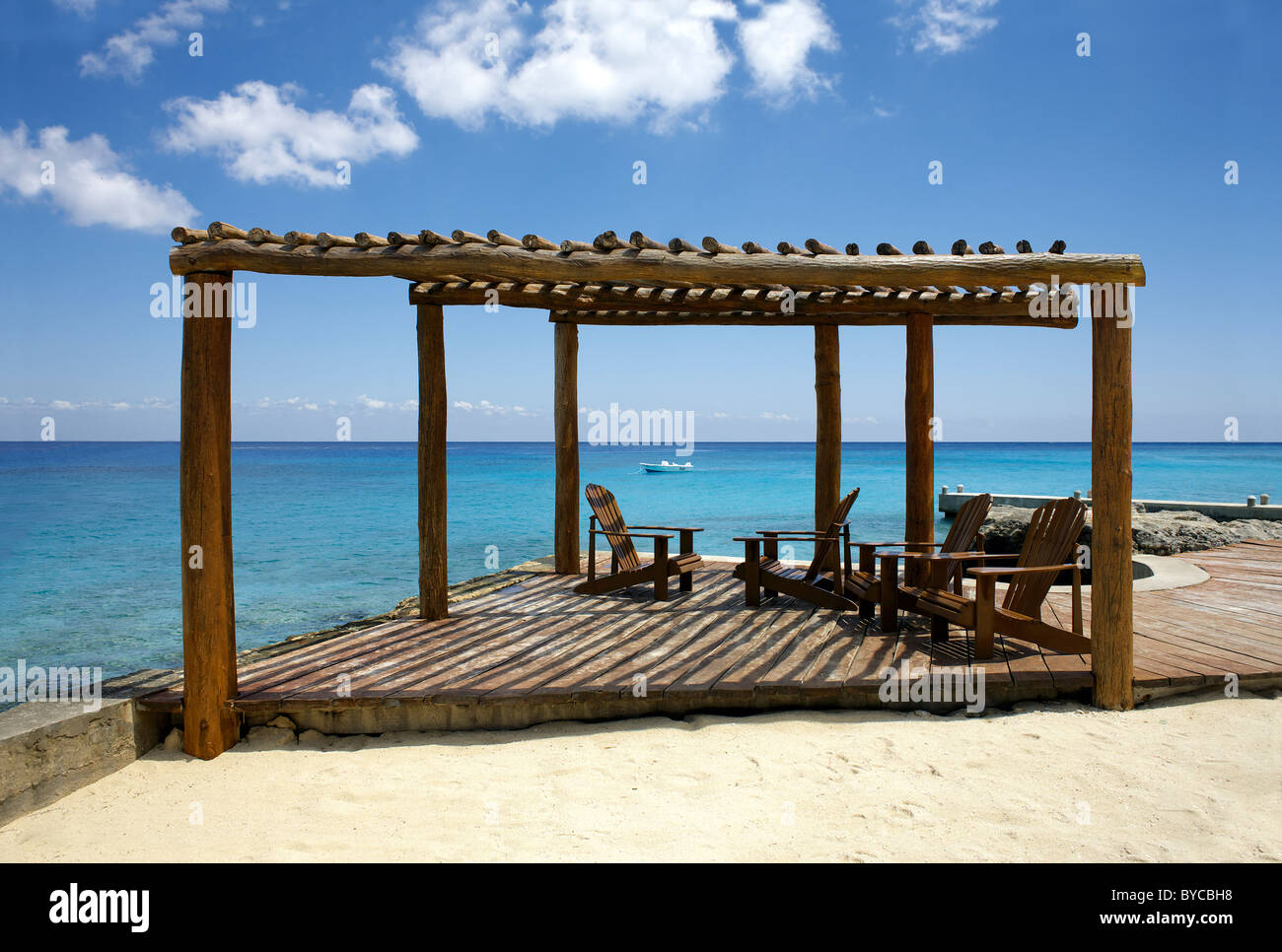Des chaises en bois de luxe sur la terrasse en bois, sur, plage, l'île de Cozumel, Quintana Roo, Yucatán, Mexique, Yucatan, Mexique, Banque D'Images