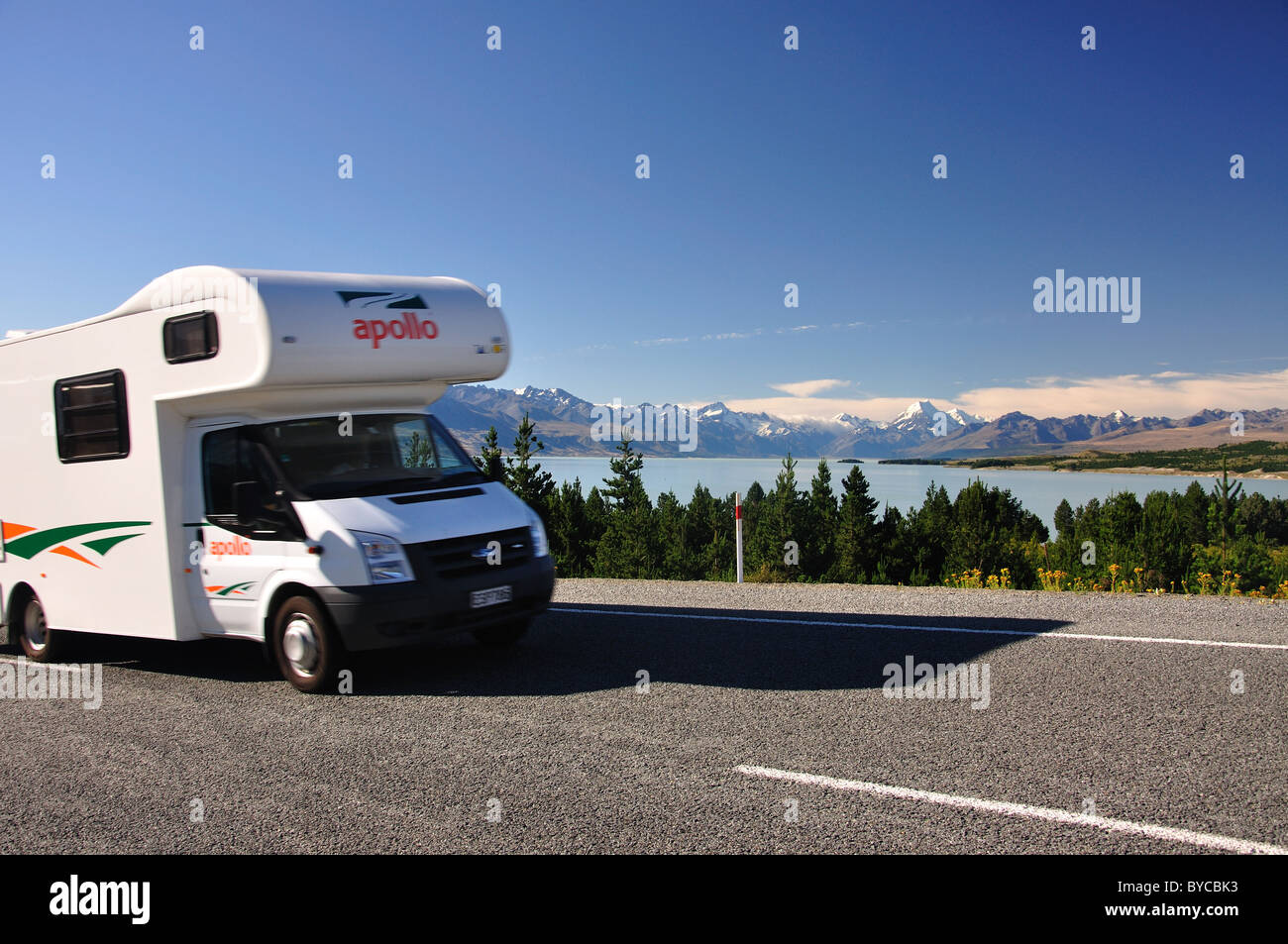 Camping-car sur road, Lake Pukaki, District de Mackenzie, région de Canterbury, île du Sud, Nouvelle-Zélande Banque D'Images