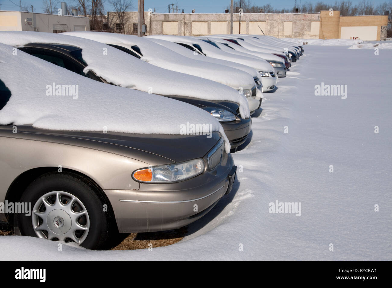 Automobiles couvertes de neige dans un concessionnaire automobile stationnement Michigan USA Banque D'Images