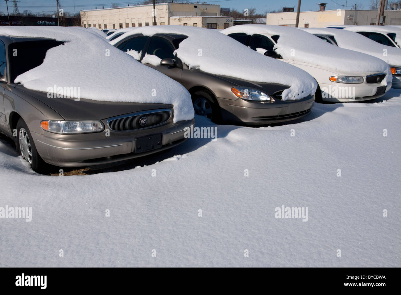 Automobiles couvertes de neige dans un concessionnaire automobile stationnement Michigan USA Banque D'Images
