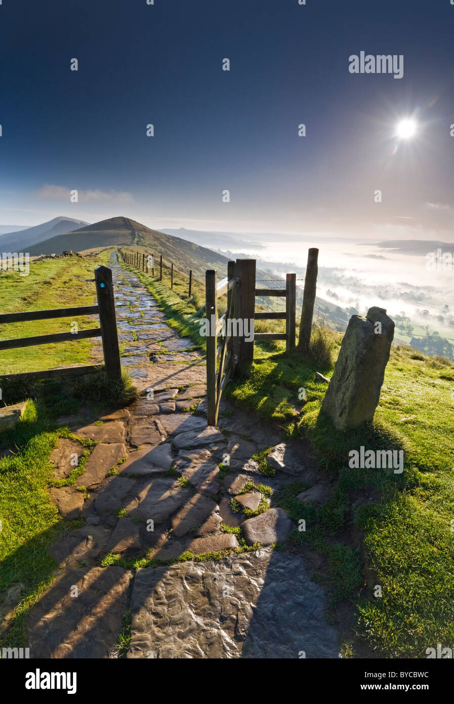 Le Grand Sentier de la crête au-dessus de la vallée de l'espoir, parc national de Peak District, Derbyshire, Angleterre, RU Banque D'Images